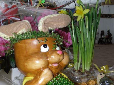 Osterhasentonfigur besplanzt