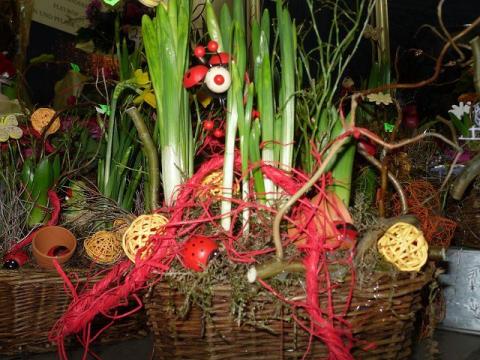 Osterkorb mit Osterglocken