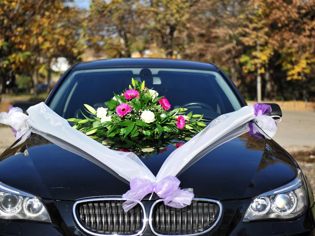 Blumenschmuck auf Hochzeitsauto