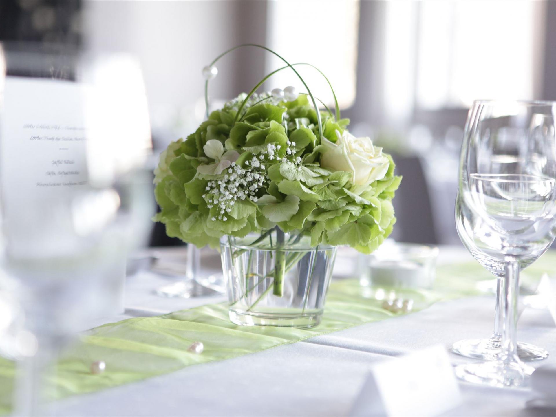 Blumendeko auf Esstisch Hochzeit
