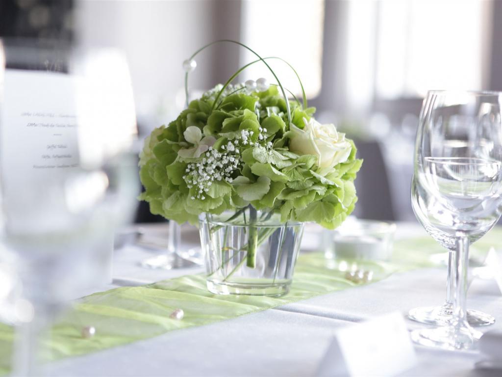 Blumendeko auf Esstisch Hochzeit