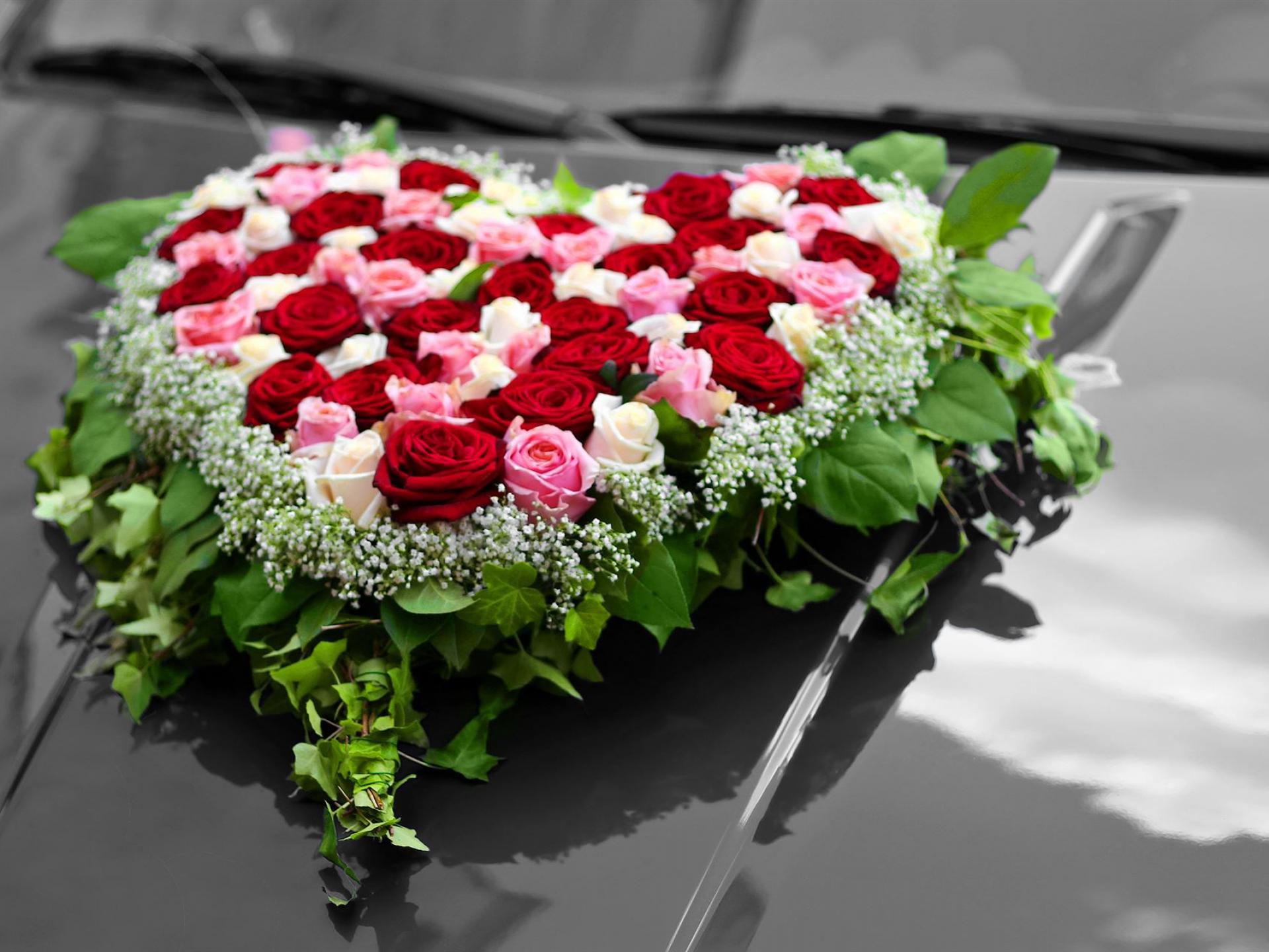 Autoblumenschmuck in Herzform auf Motorhaube
