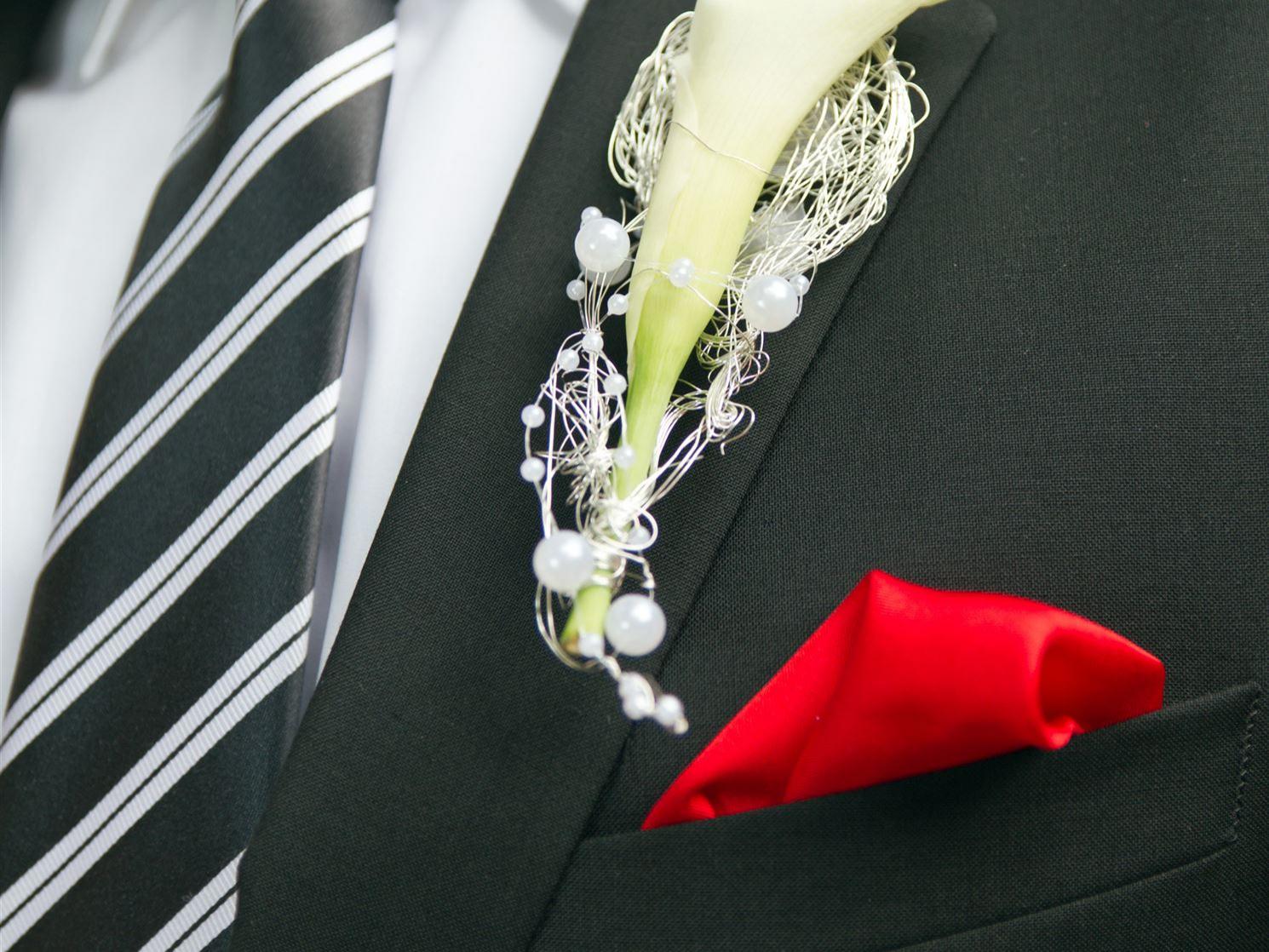 Blumenanstecker mit weißer Callas Bräutigam