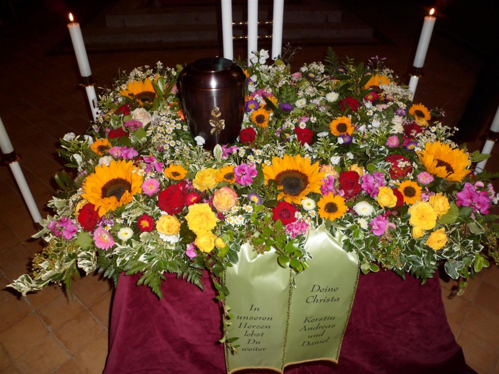 Trauerfloristik mit Seidenschleife